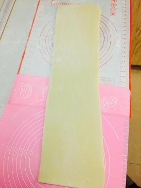 侧面开口儿。再次将面片擀成长方形。重复之前四折的折叠。再次冷冻15分钟。如果你感觉黄油并没有变的很软，就可以直接进行下一步。