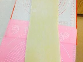 侧面开口儿。再次将面片擀成长方形。重复之前四折的折叠。再次冷冻15分钟。如果你感觉黄油并没有变的很软，就可以直接进行下一步。