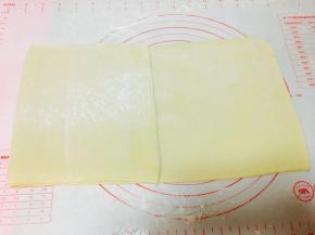 擀成长方形，面片像叠被子一样。折三折。完成第三次折叠。包裹保鲜膜，放入冰箱冷藏30分钟。
