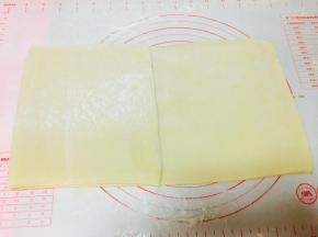 擀成长方形，面片像叠被子一样。折三折。完成第三次折叠。包裹保鲜膜，放入冰箱冷藏30分钟。