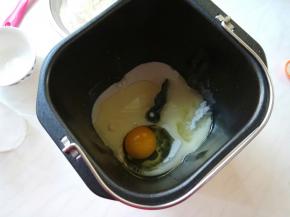 放液体材料：牛奶、鸡蛋、玉米油、（糖、盐）对角放。