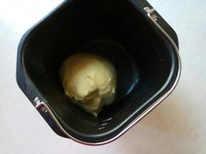 和成光滑面团，放置温暖处，覆盖表面，进行第一次发酵。