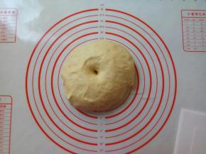 发酵好后，用手指戳洞，不回缩不下陷。