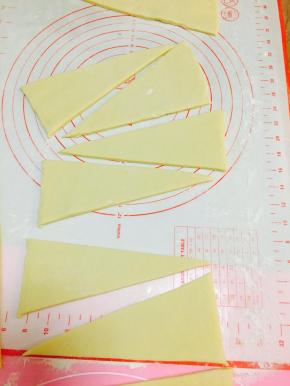 将面片擀成厚度4毫米厚长方形片。分割成等腰三角形。