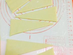 将面片擀成厚度4毫米厚长方形片。分割成等腰三角形。