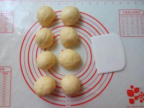 面团轻拍气后，分成8份面剂。