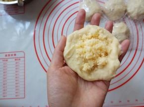 醒发好的面剂，取一个擀成圆片，包入椰蓉馅。