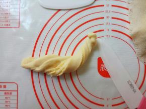 左右拧麻花一样向相反方向扭转。