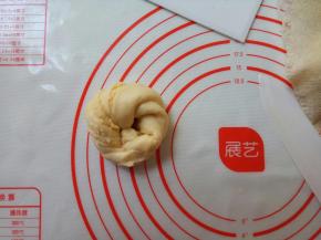 首尾相接收口拧紧。