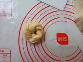 首尾相接收口拧紧。