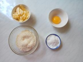 制作椰蓉馅。椰蓉、蛋黄、黄油、糖。