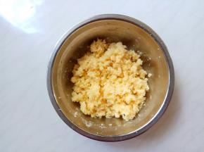 黄油软化后与其它材料混合均匀。