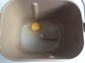 面包桶里放入水、鸡蛋、糖和盐