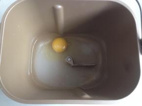 面包桶里放入水、鸡蛋、糖和盐