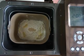 放入面粉，切成小块的软化黄油，在面粉顶端放上酵母，将面包桶放入到东菱1352AE-3C面包机里