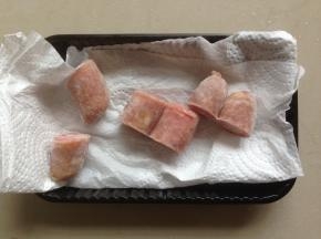 将使用的香肠一分为三，共切成6份。（香肠从冷冻室提前取出来解冻，用厨房纸巾吸干水分）