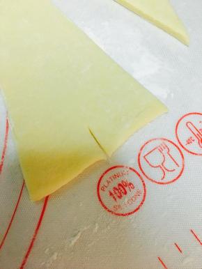 三角形底部用刀划开一个小口子。拉伸一下三角形的整体。