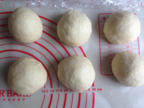 将面团取出排气，分成6等份，盖上保鲜膜，松驰15分钟