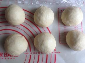 将面团取出排气，分成6等份，盖上保鲜膜，松驰15分钟