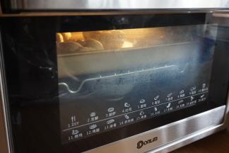 放入烤箱发酵50分钟，烤箱内放置一碗热水，保持湿度