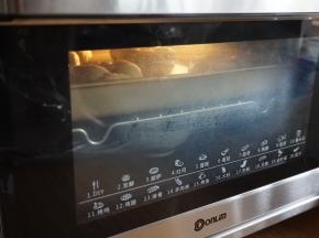 放入烤箱发酵50分钟，烤箱内放置一碗热水，保持湿度