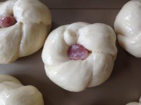 发酵好的面团，在表面刷一层全蛋液