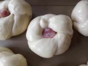 发酵好的面团，在表面刷一层全蛋液