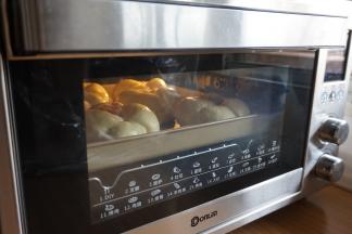 放入已经提前预热到170度的东菱K40C烤箱中下层，烘烤18分钟左右