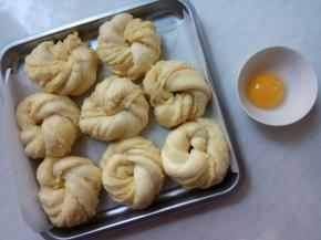 面团发酵变大后取出，准备一个生蛋黄。