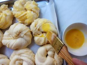 打散蛋黄，表面刷蛋液。开始刷蛋液的时候，烤箱预热200℃，5分钟。