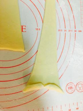 掀起开口两侧的角，往内侧卷。