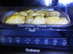 送入烤箱。中层，上下火200度，20分钟。