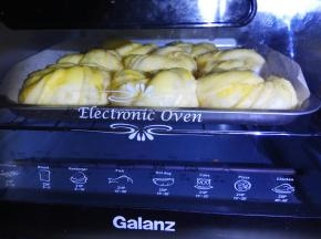 送入烤箱。中层，上下火200度，20分钟。