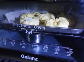 放置烤箱内二次发酵。烤箱内下层可以放一杯热水，利用蒸汽保持面团发酵湿度充分。