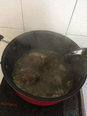 加入适量的开水！(记得一定要加开水哦，而且要一次性把水加够，中途不要再去添水，否则会影响汤的口感！)