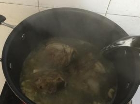 加入适量的开水！(记得一定要加开水哦，而且要一次性把水加够，中途不要再去添水，否则会影响汤的口感！)