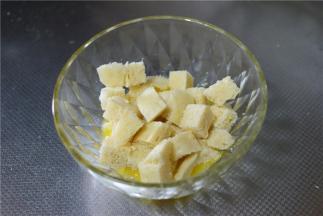 馒头丁加入鸡蛋液
