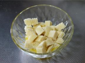 馒头丁加入鸡蛋液