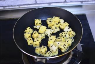 锅中油热，加馒头丁