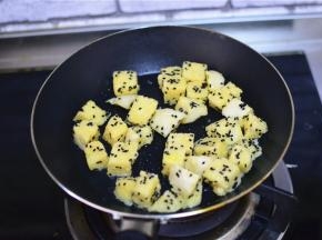 锅中油热，加馒头丁