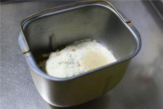 所有面团材料放入面包桶