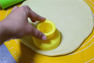 用模具扣出甜甜圈形状