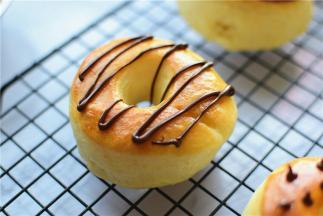 可以挤在甜甜圈上