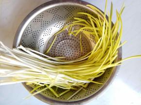 韭黄洗净沥干水分。