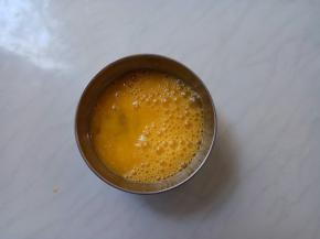 加适量盐、料酒打散。