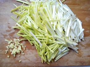 韭黄切段，姜切末儿。
