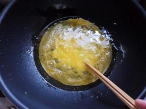 热锅冷油，下鸡蛋液。