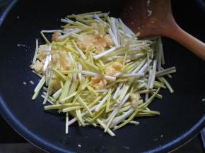 加韭黄大火翻炒，加生抽、盐，快炒出锅。