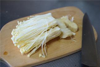 金针菇洗净，切掉根部