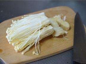 金针菇洗净，切掉根部